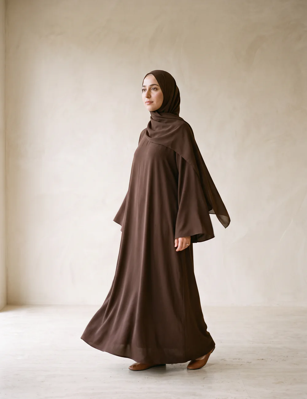 Abaya koleksiyonu: koyu kahve abaya giyen model – Fatimah Giyim