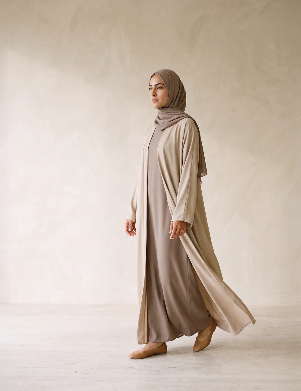 Ferace koleksiyonu: kum rengi uzun ferace giyen model – Fatimah Giyim